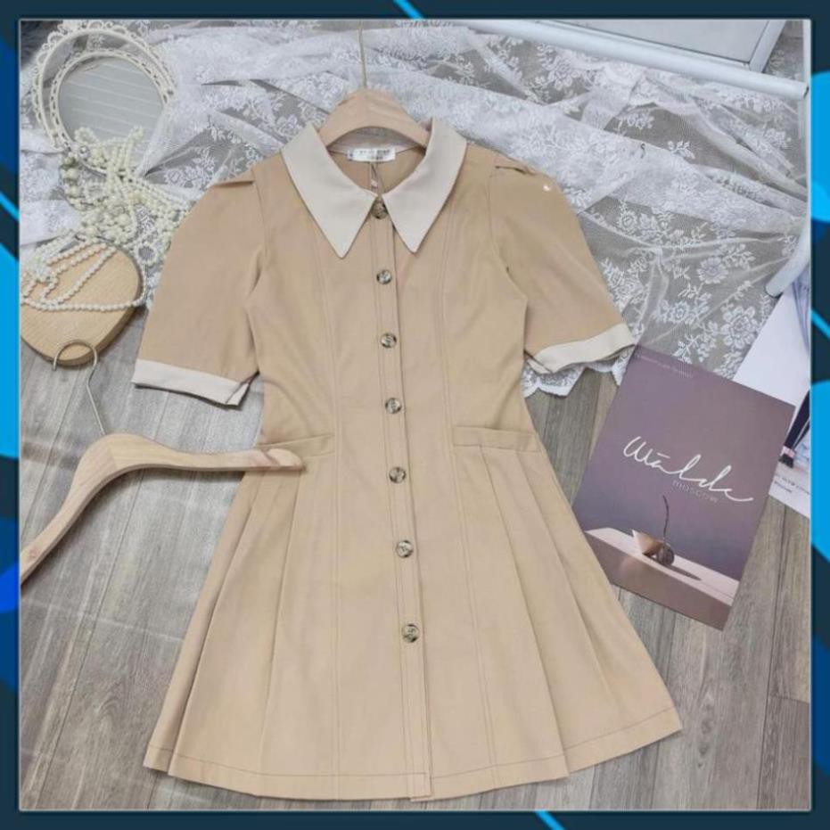 Váy Đầm Nữ Dáng Xòe Phối Cổ Trắng Ngắn Tay Gài Nút Trước Nắp Túi Mổ Xếp Ly Cách Điệu Form Dáng Chuẩn. . | BigBuy360 - bigbuy360.vn