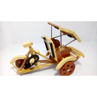 Xe xích lô gỗ nhỏ