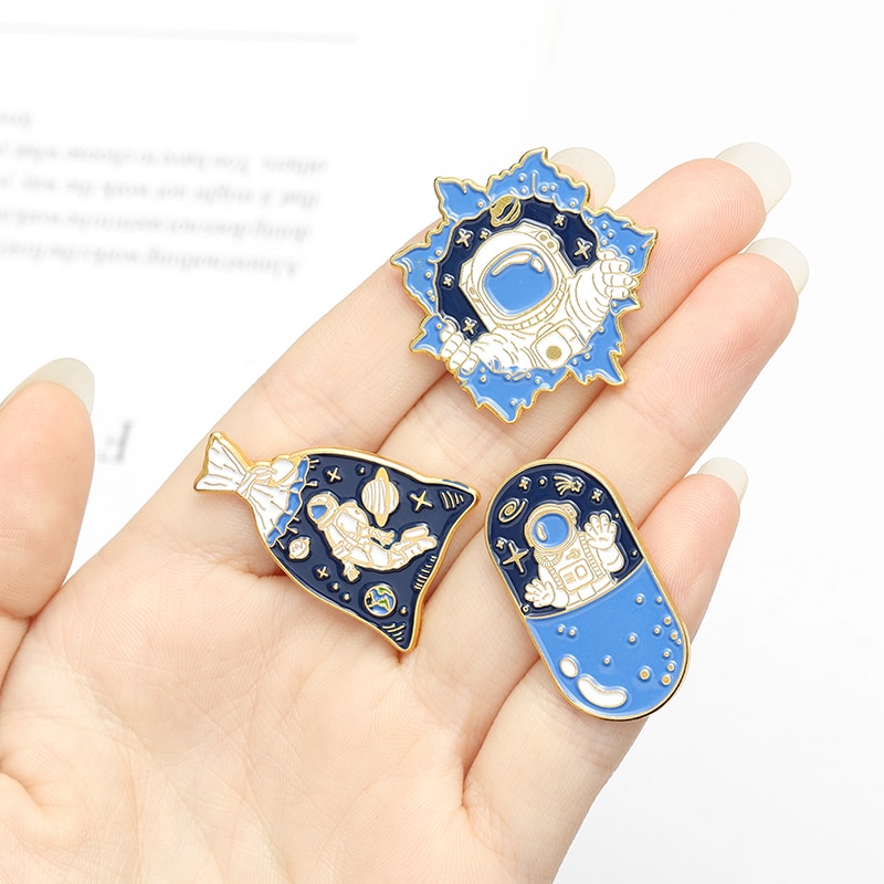 Huy Hiệu Cài Áo Hình Phi Hành Gia Vũ Trụ Cho Bé