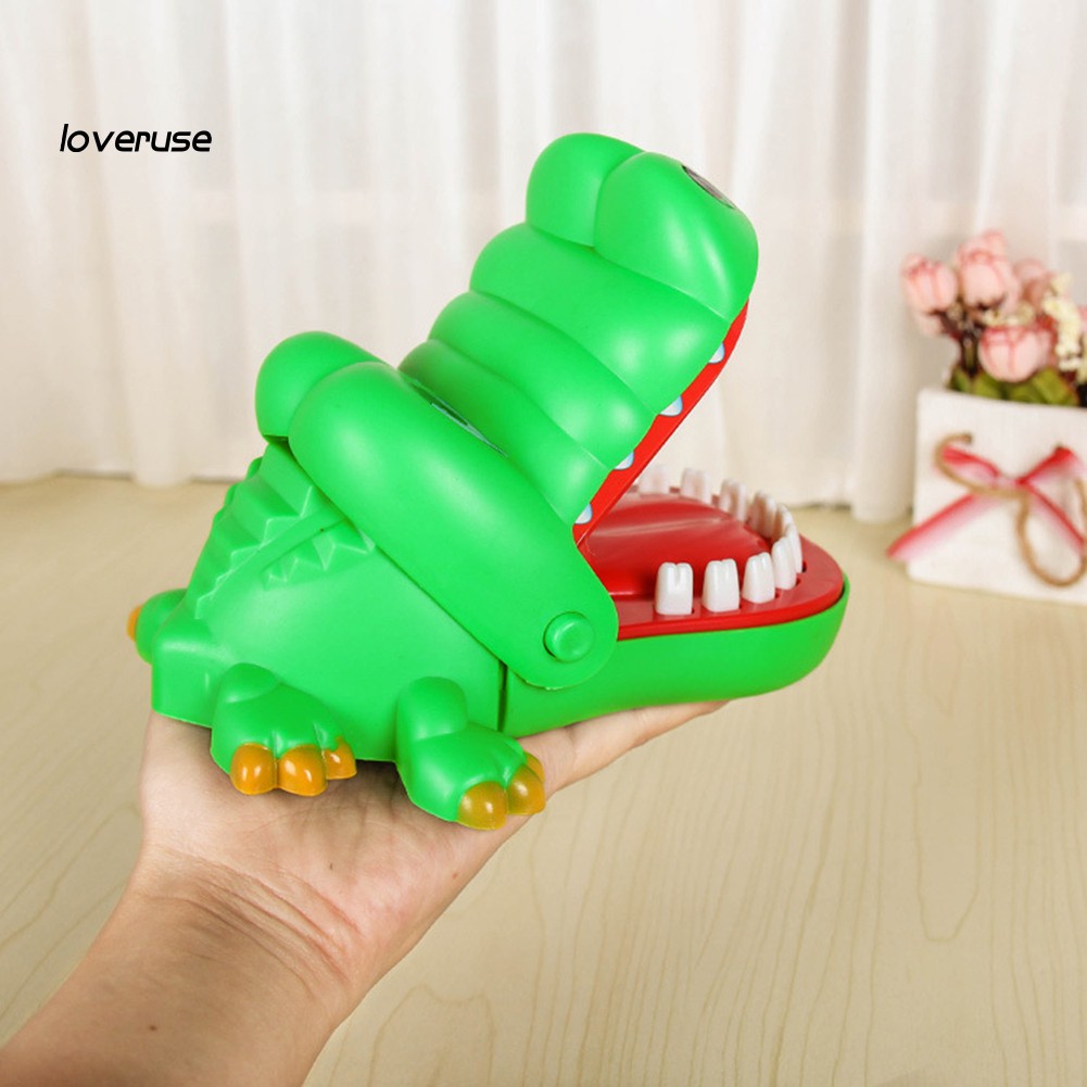 Đồ chơi cá sấu cắn tay vui nhộn độc đáo
