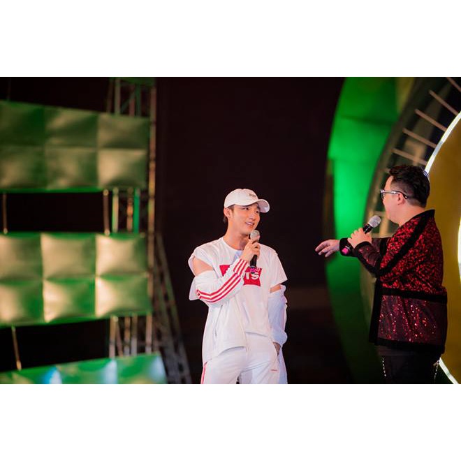 Áo thun Levis trắng Sơn Tùng MTP