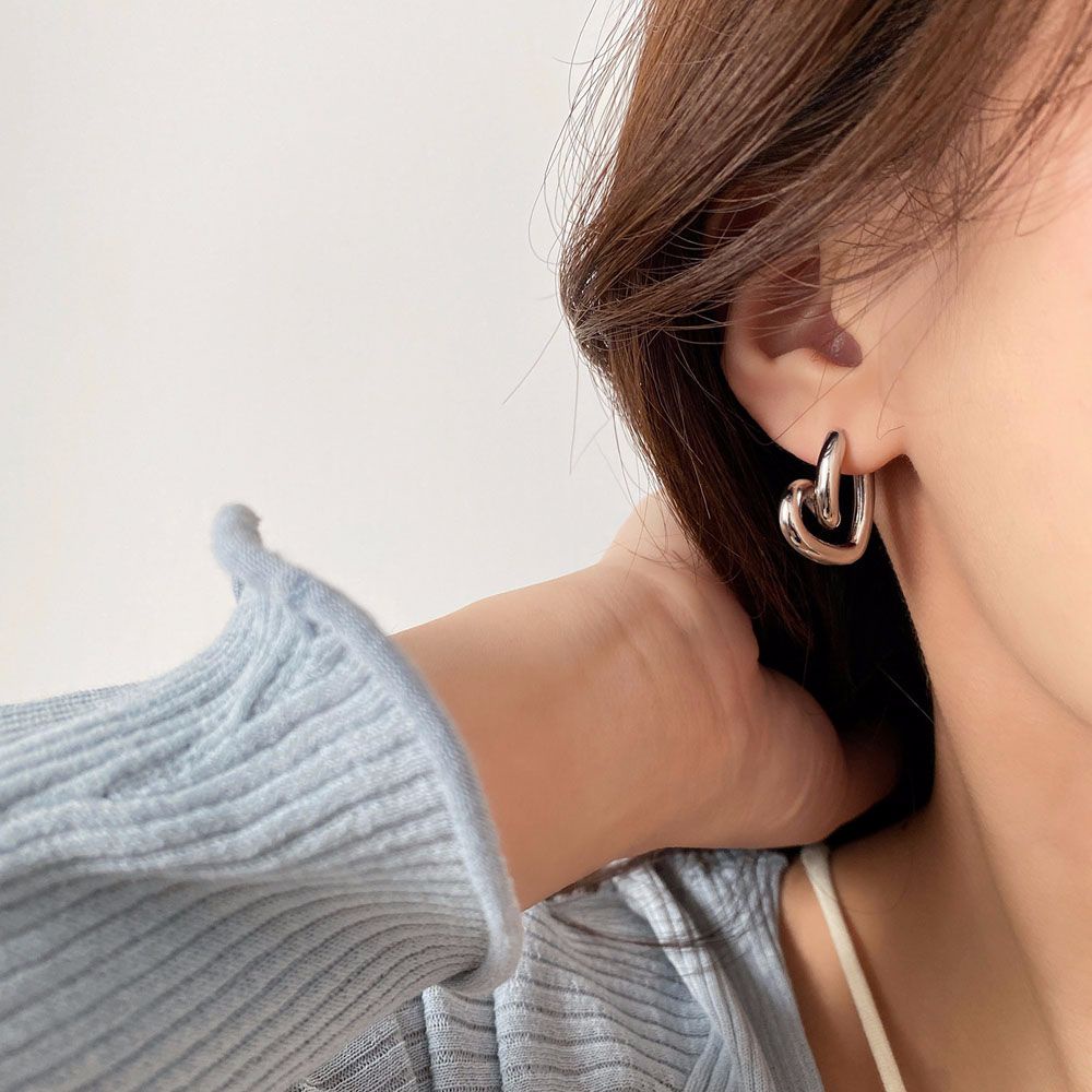 Khuyên Tai Hình Trái Tim Màu Bạc Thời Trang Cho Nữ