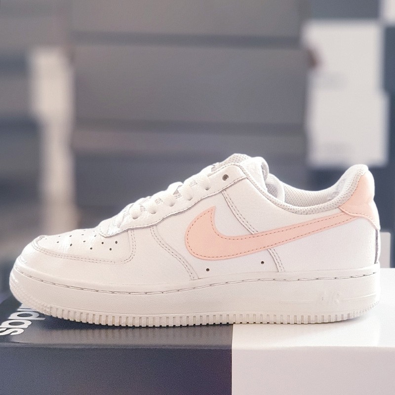 Giày Nike Air Force 1 trắng logo hồng, size 37.5, real 2hand