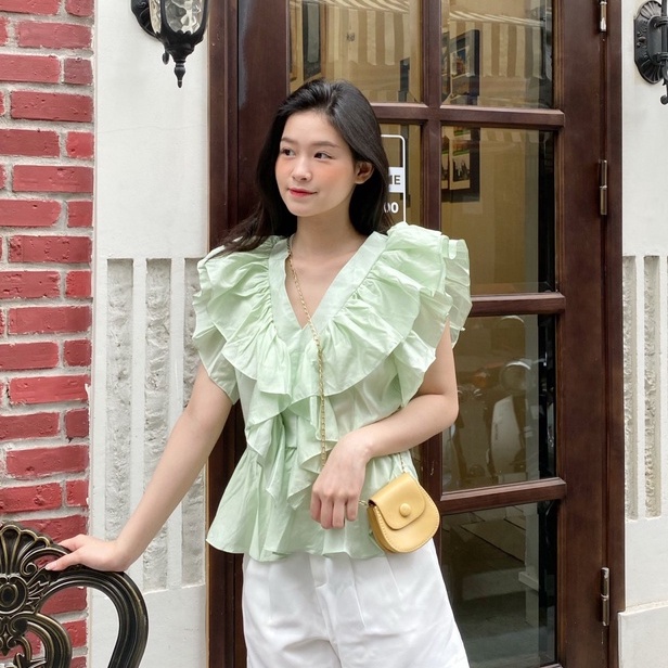 YU CHERRY | Áo nữ cổ V tầng nhiều lớp sát nách, Layered Ruffle Blouse YA413