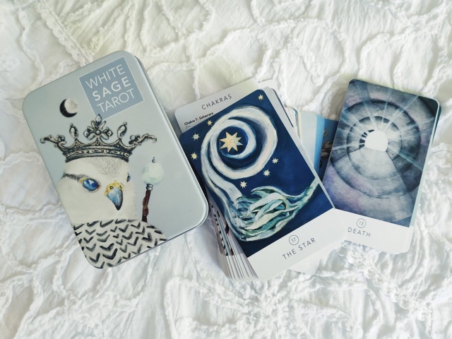 WHITE SAGE TAROT Bộ bài pocket size hộp thiếc - Mang hình ảnh cũng những loài thú siêu cấp đáng yêu