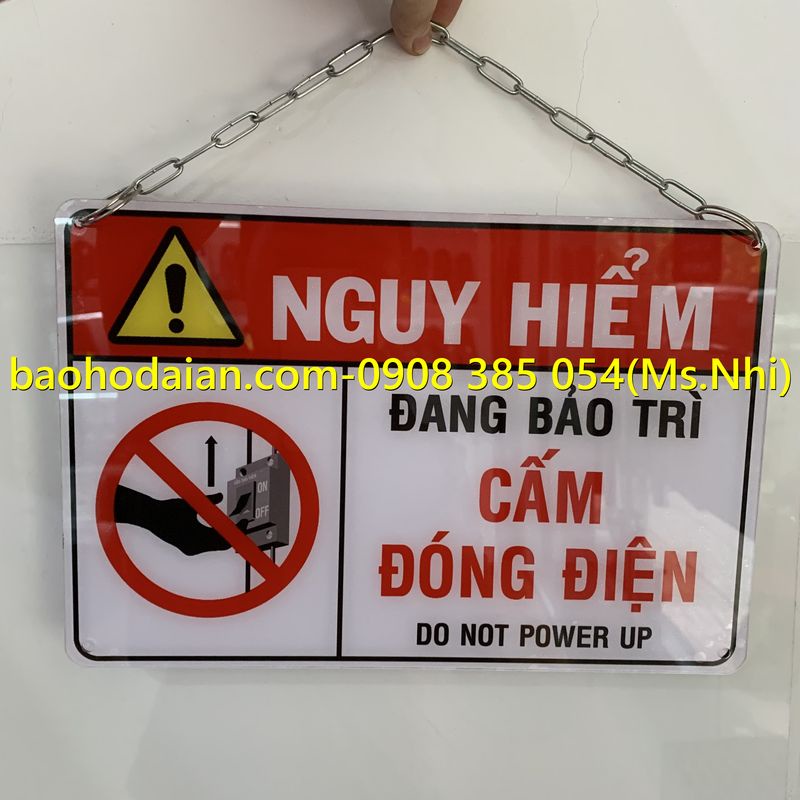 Biển báo máy đang bảo trì cấm đóng điện chất liệu mica có xích treo tiện dụng