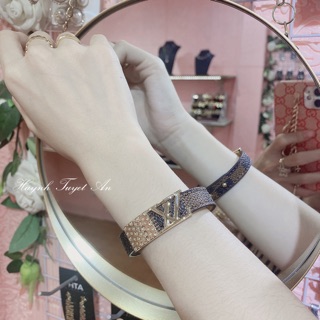 Vòng tay l-v bảng nhỏ