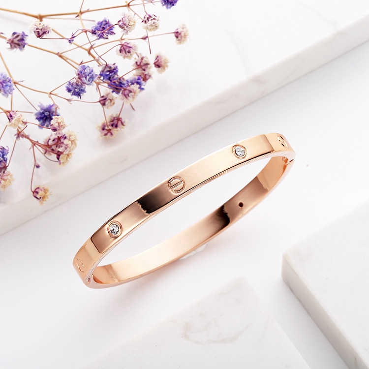 Vòng đeo tay bằng thép titan 18K đính kim cương phong cách thanh lịch dành cho nữ