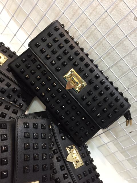 VÍ NỮ CẦM TAY ĐÍNH ĐINH DÁNG DÀI 2 NGĂN CÓ DÂY ĐEO CHÉO | BigBuy360 - bigbuy360.vn