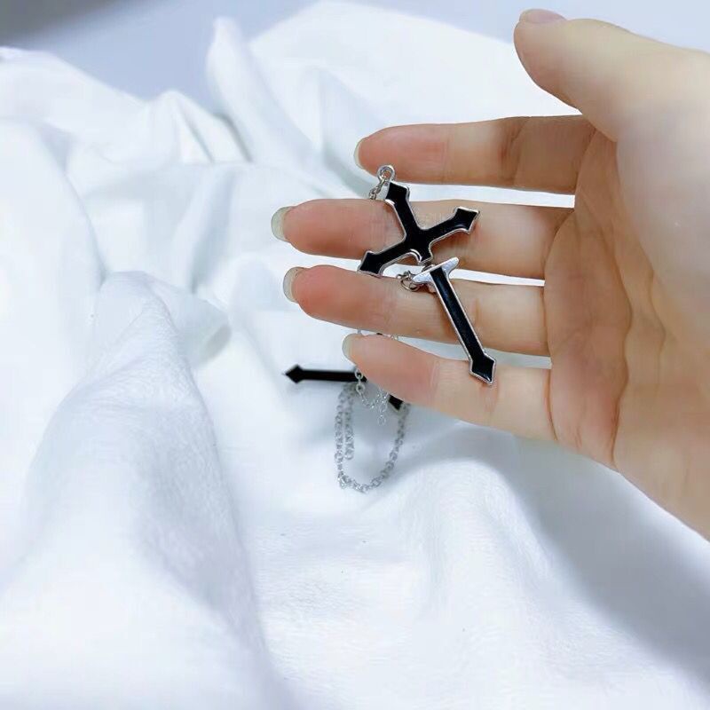 Khuyên tai phối dây xích dài với mặt hình thánh giá phong cách Punk Hiphop độc đáo