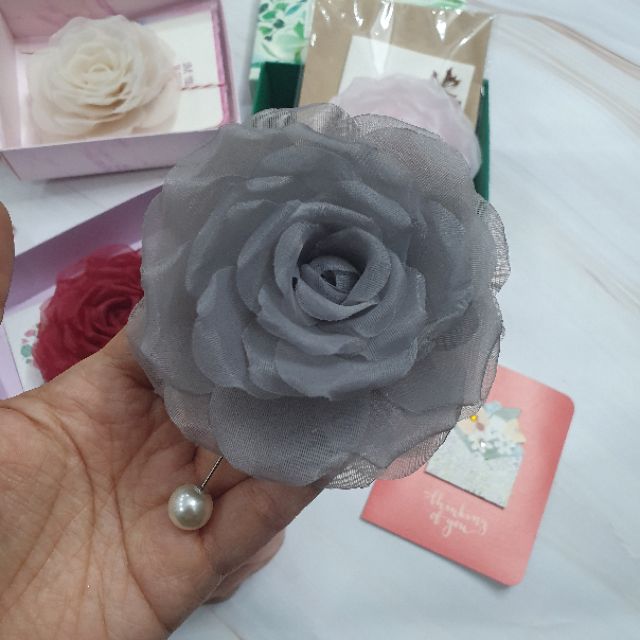 Hoa lụa cài áo