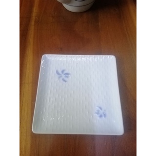 Sứ Nhật dĩa vuông có họa tiết.