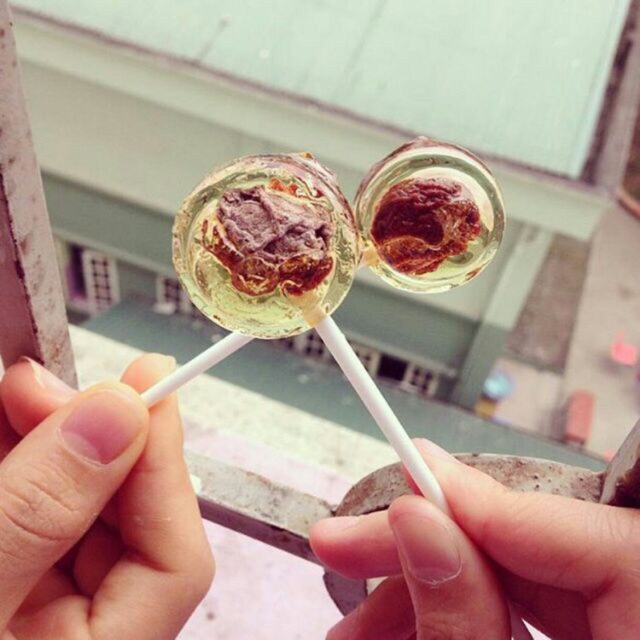 Kẹo mút mạch nha có viên xí muội ômai bên trong | BigBuy360 - bigbuy360.vn