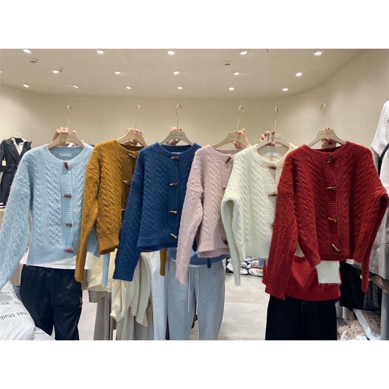 Áo len vặn thừng khuy sừng dáng ngắn style Hàn Quốc