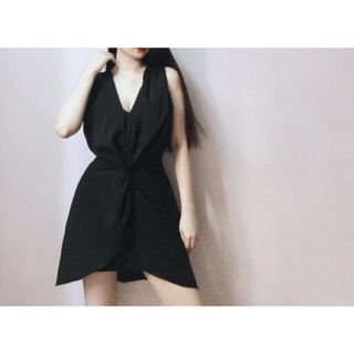 Đầm voan xoắn eo cổ v