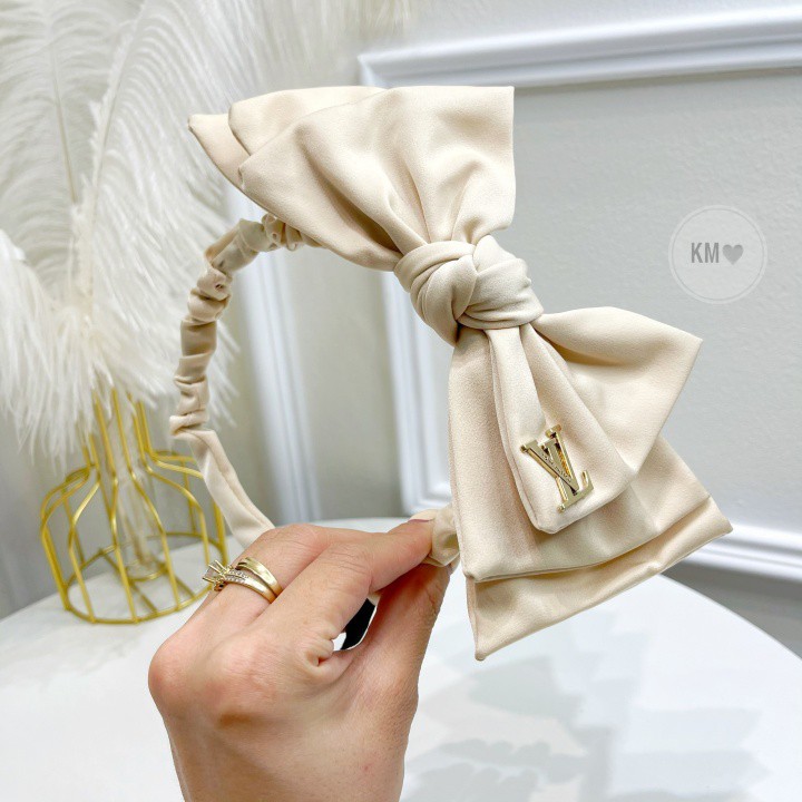 Bờm Nơ LV Mẫu Mới - Xược Tóc LV 3 Tầng, Logo hãng LV, Chất Liệu Vải Cao Cấp, Phom Nơ Chuẩn, Màu Sắc Thời Trang