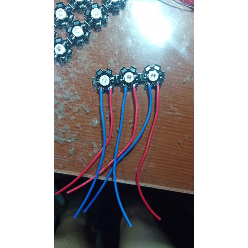 bóng đèn led siêu sáng lắp cho diều số lượng 1 bóng công suốt 3w có nhiều mầu sắc hàn săn. dây đổ keo nến.