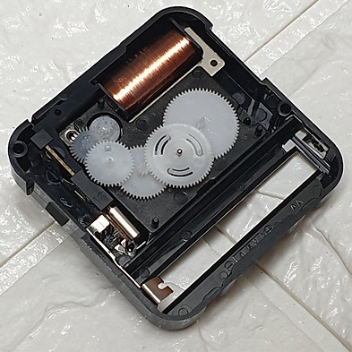 MÁY ĐỒNG HỒ TREO TƯỜNG KIM TRÔI CAO CẤP EASTAR – BỘ KIM VÀNG ĐỒNG CÓ DẠ QUANG – KÈM PIN MAXELL