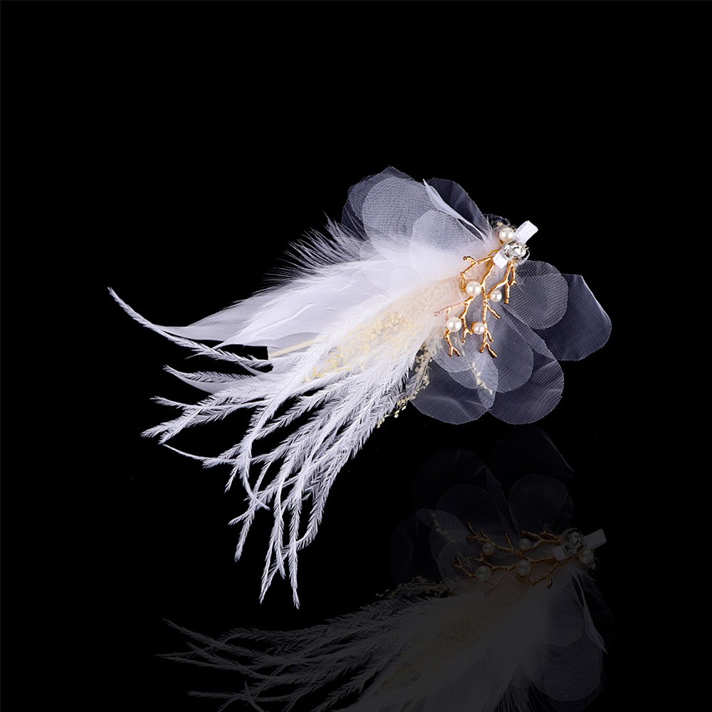 Cài tóc hình hoa xinh xắn cho cô dâu