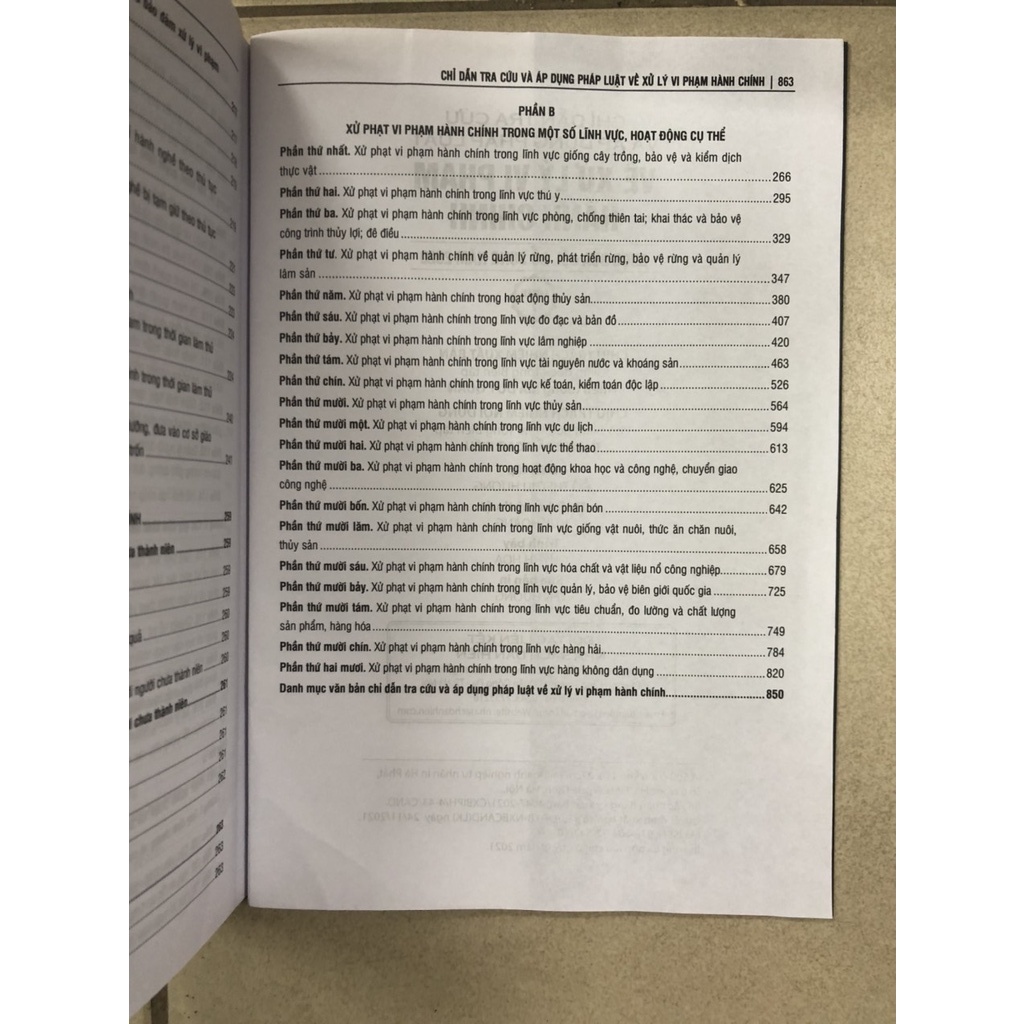 Sách Chỉ dẫn tra cứu và áp dụng pháp luật về xử lý vi phạm hành chính (được sửa đổi, bổ sung năm 2020) - quyển 1