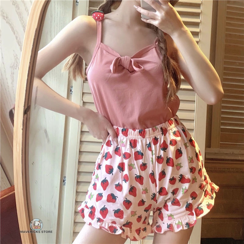Bộ đồ ngủ hai mảnh gồm áo hai dây và quần short dễ thương dành cho nữ