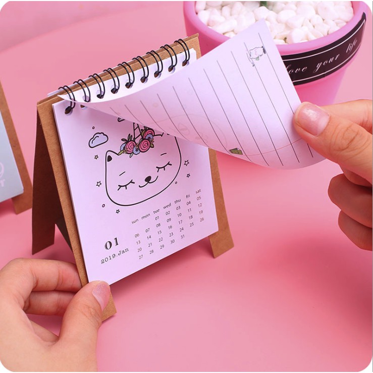 Lịch Để Bàn Hoạ Tiết GẤU DÂU 2024, Lịch Lò Xo Mini H012