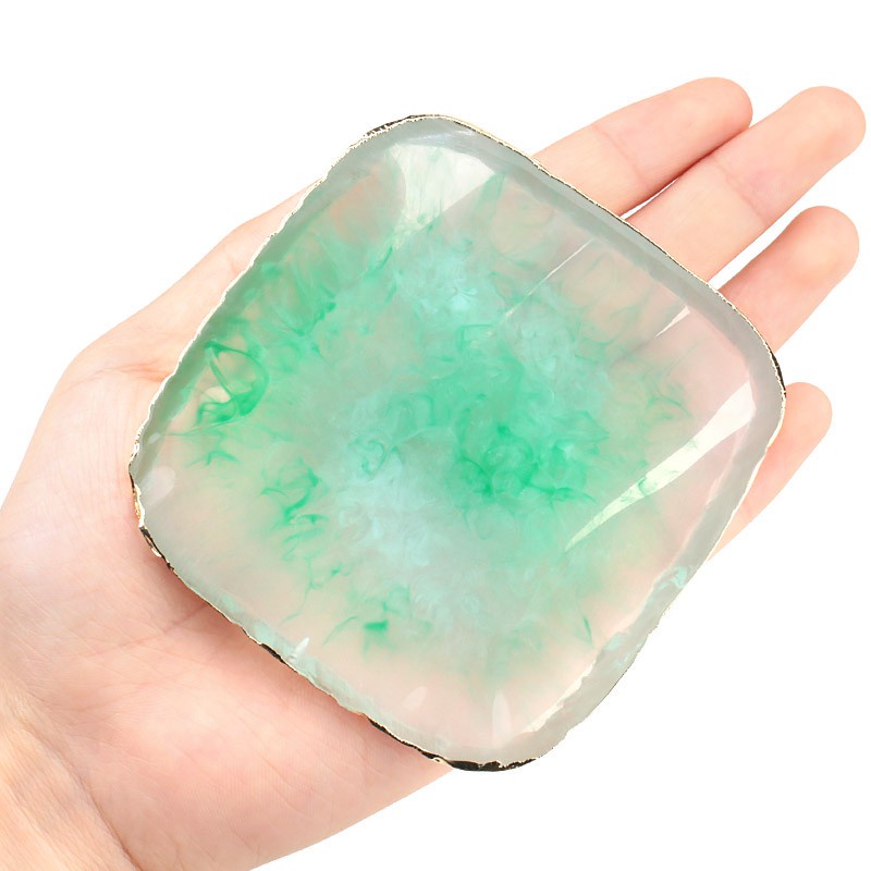 Phần kéo dài mi mắt giả đứng trên các dụng cụ khay nhựa giữ keo để công cụ trang điểm mở rộng lông mi giả