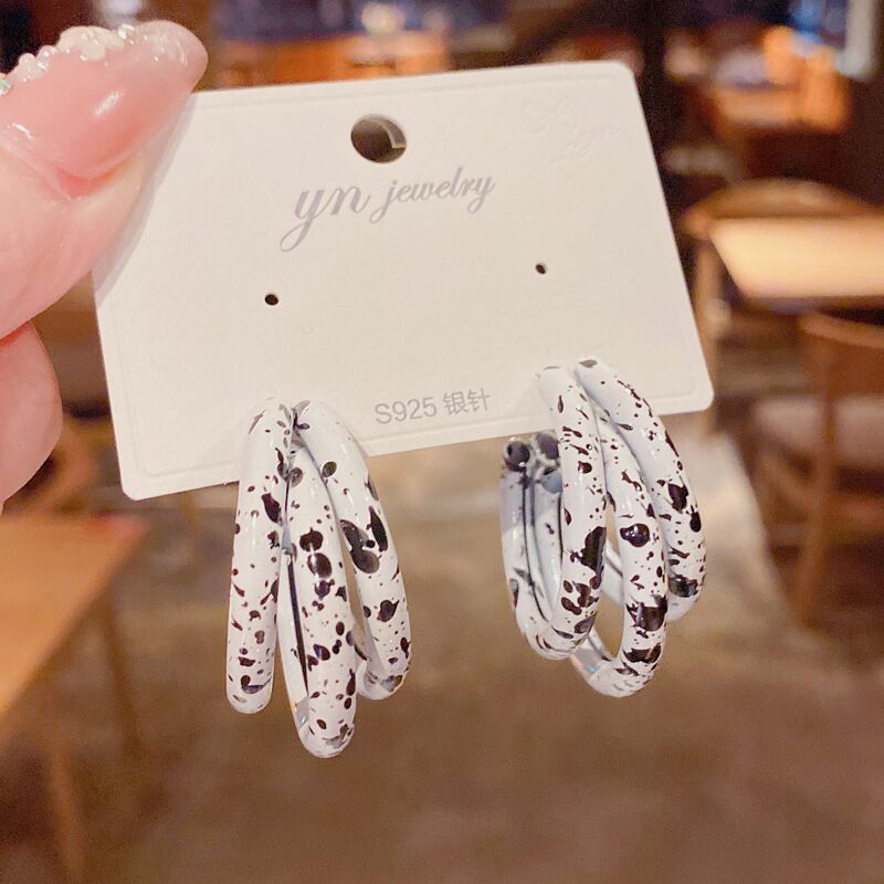 Bông tai nữ bò sữa HOT TREND trắng đen cá tính siêu xinh khuyên tai nhiều kiểu dáng TOBI STORE TB349