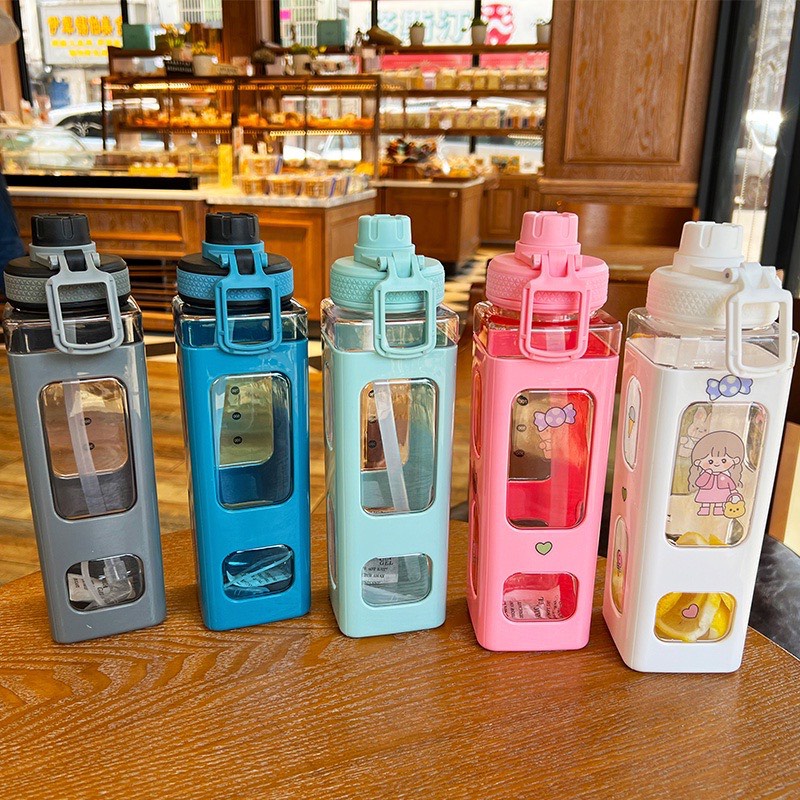 BÌNH NHỰA ĐỰNG NƯỚC HÌNH VUÔNG TẶNG STICKER CHÌM 700 ML CÓ DÂY TREO ĐỦ MÀU
