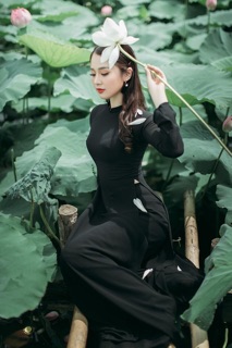 Áo dài lụa màu đen kèm quần