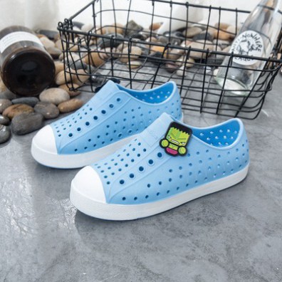 Giày đi mưa trống trượt native cho bé trai và bé gái màu xanh dương, tặng kèm 2 sticker chamr cài dép