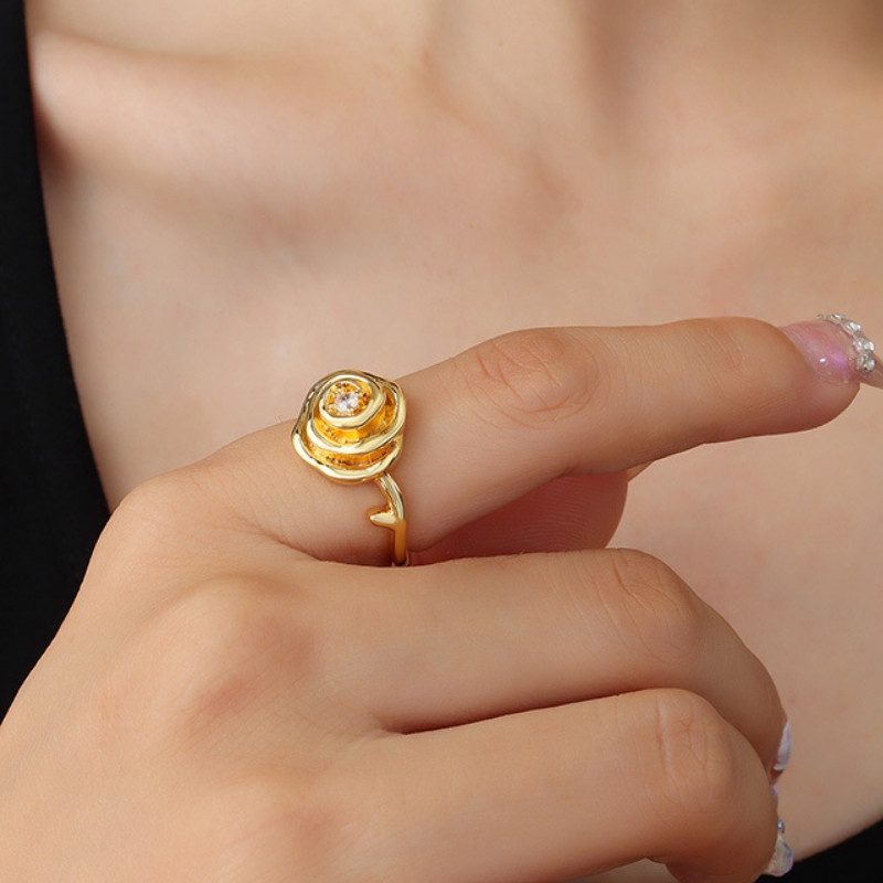 Nhẫn Hoa Hồng Đính Đá Nhân Tạo Titan Ko Đen TT 4396