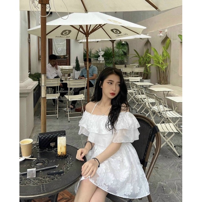 Váy in hoa nổi trễ vai