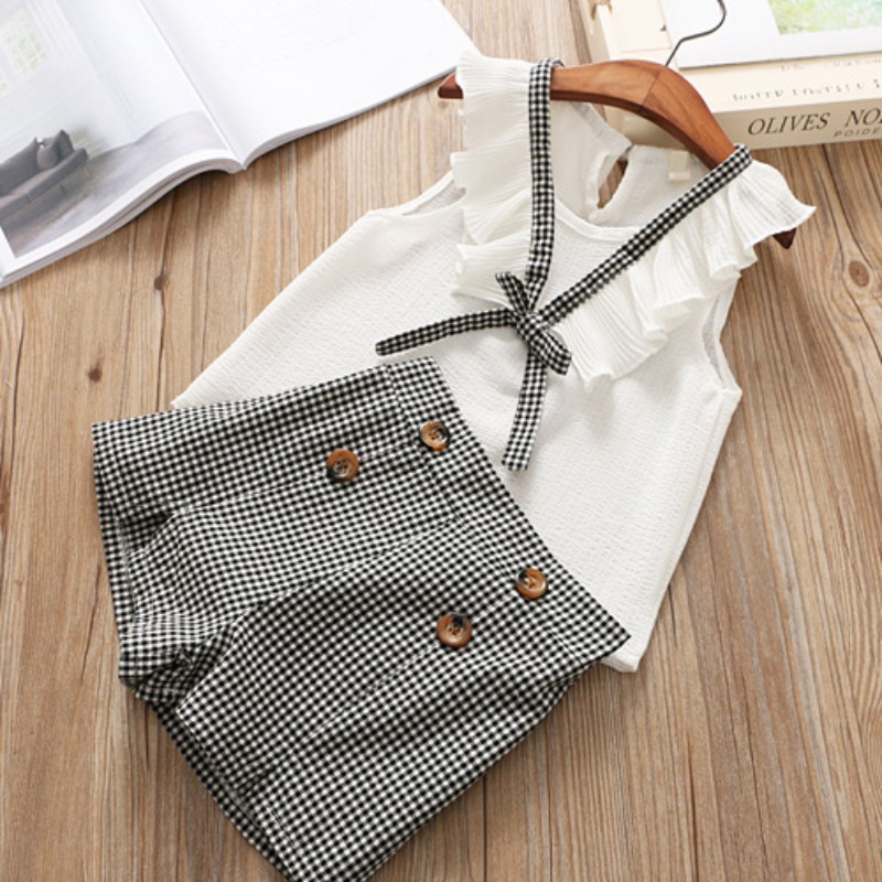 Áo chiffon cổ chữ V và quần ngắn sọc caro