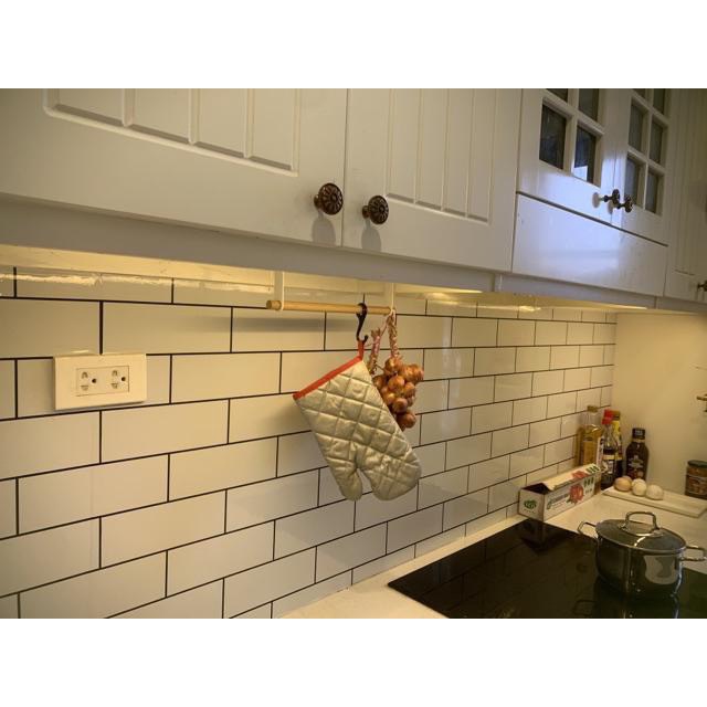 Giấy dán bếp mã Giả gạch trắng ❤️FREESHIP❤️ Decal dán bếp tráng bạc dài 5 mét rộng 60cm có sẵn keo bóc dán đơn giản