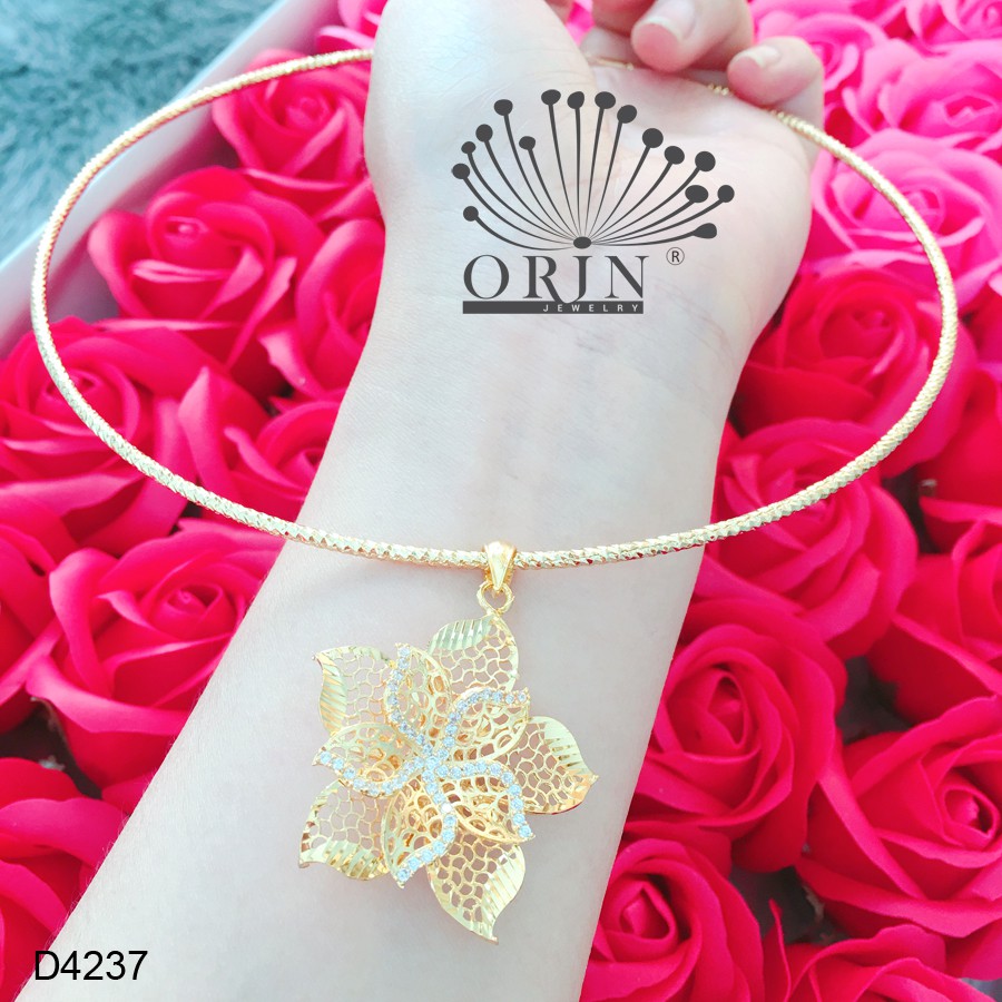 Kiềng cổ dạng nhuyễn bền màu mặt hoa mai nhụy 5 cánh đính đá thiết kế cao cấp Orin D4236