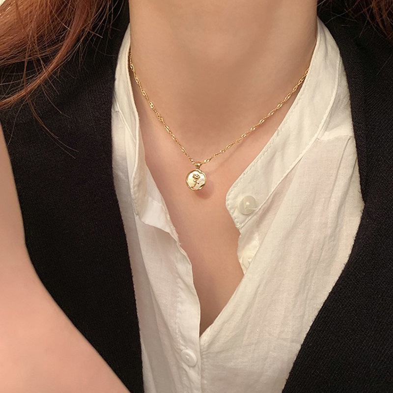 Ahellogirl Vòng cổ Mặt Thẻ Tròn Họa Tiết Hoa Hồng Màu Trắng Ngọt Ngào Cho Nữ