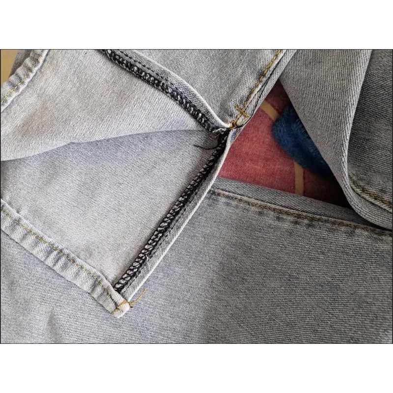 Quần jeans nhạt ống loe xẻ gấu