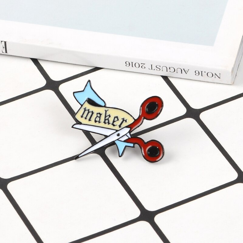 Ghim cài áo MISS ZOE phối hình cây kéo ngộ nghĩnh thời trang