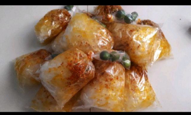 Bánh tráng trộn sa tế muối nhuyễn hành phi