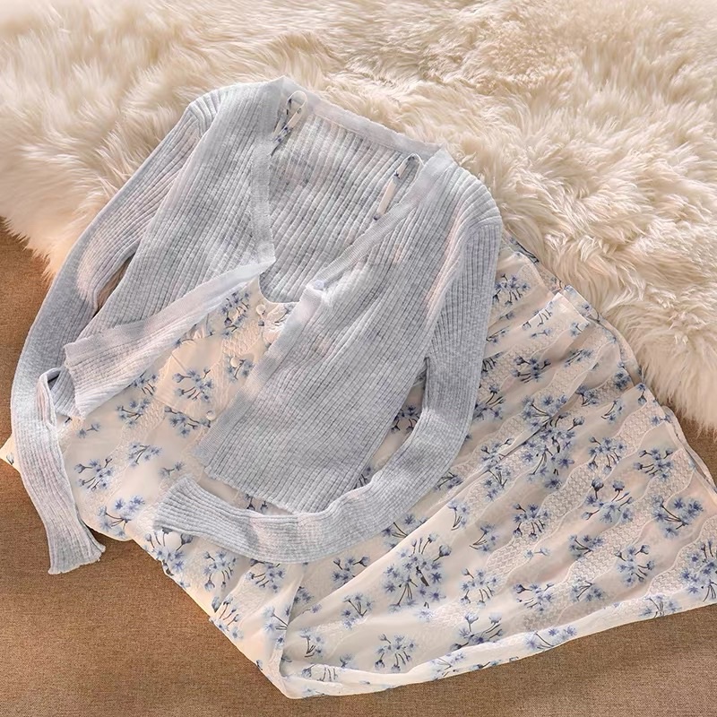 Set Đầm Hoa Xanh Ren 2 Dây Cúc Bọc + Áo Khoác Len Mỏng Xanh Nhạt Retro