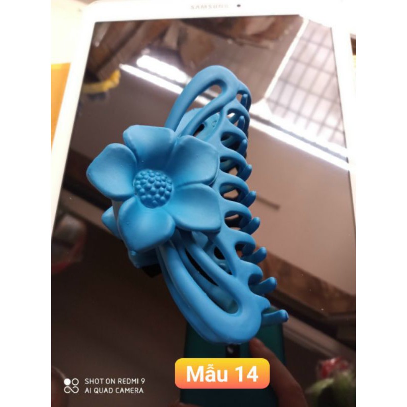 Kẹp tóc càng cua loại lớn. Mẫu mới nhất. Giá 18k 1 cái.Hàng đẹp chắc chắn