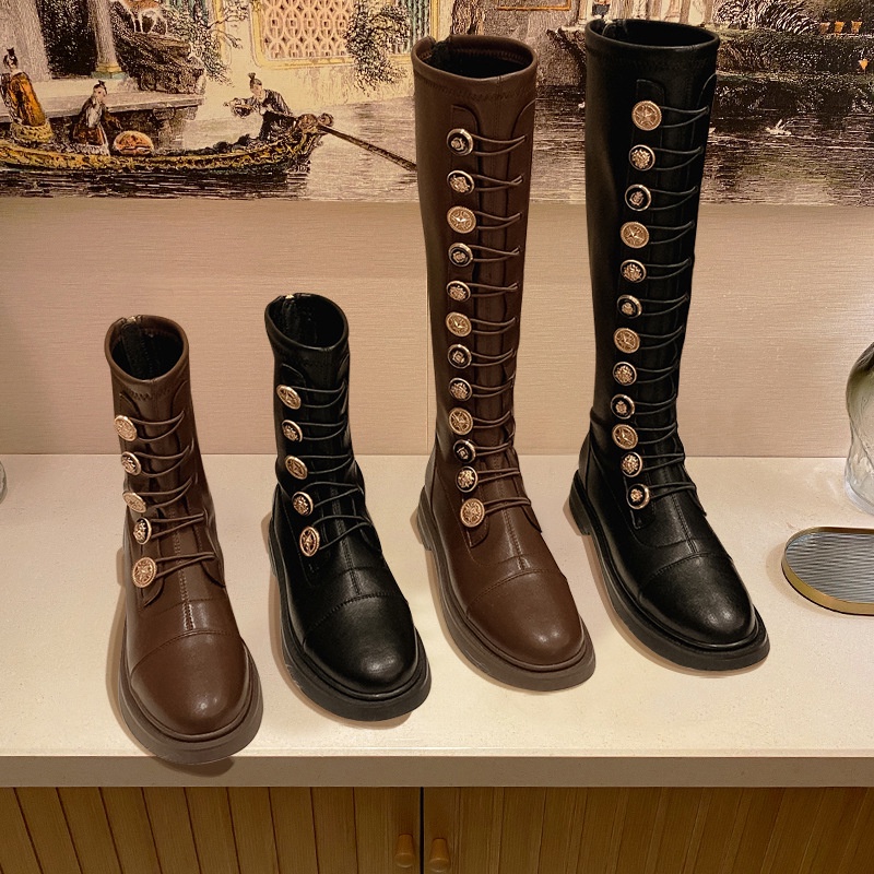 Giày boot cổ ngắn đính nút thời trang nữ tính