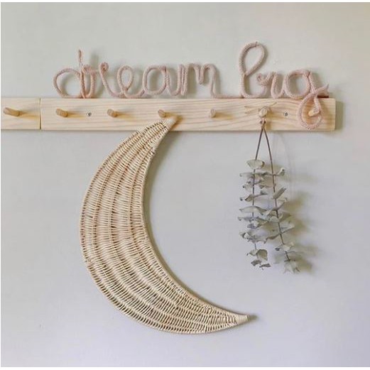 Trăng treo tường bằng mây decor phòng bé