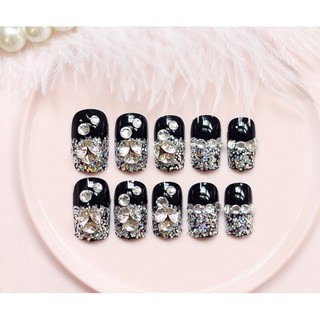 Nail kim tuyến đính đá sang chảnh.