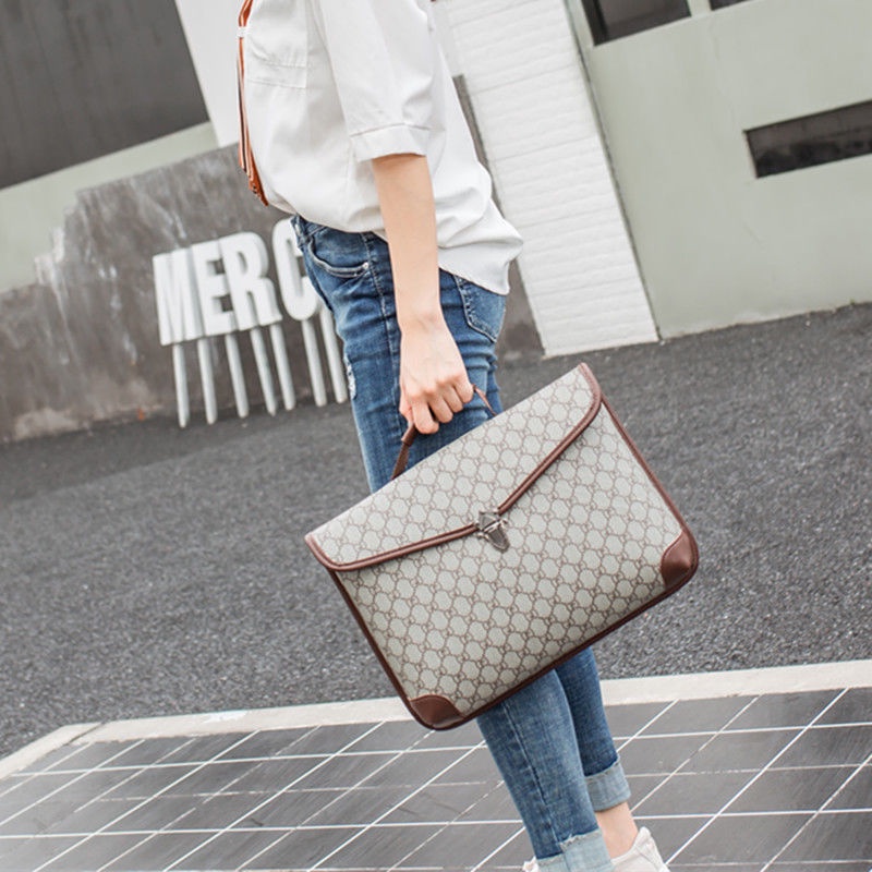 Công việc thời trang... một thập giá trên vai... mang theo tập tin điện thoại di động... máy tính... chuyên nghiệp lao đ