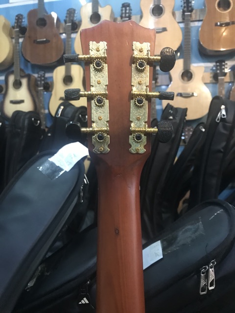 Đàn Guitar giá rẻ. guitar Acoustic mã ET3 950k (kèm theo phụ kiện lục chỉnh cần + Pick gảy + móc chìa khoá của isaac