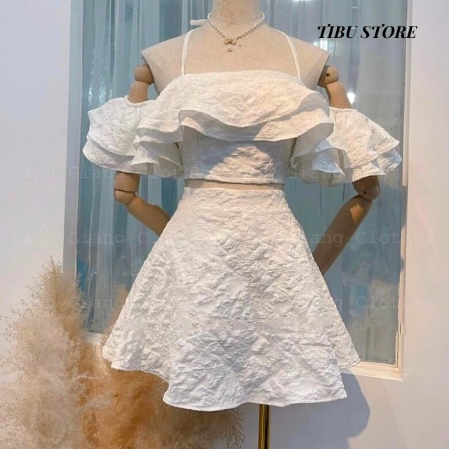 Set trễ vai cổ yếm TIBU, Áo croptop hở vai nữ kèm chân váy dễ thương màu trắng mặc đi chơi, siêu hot trend