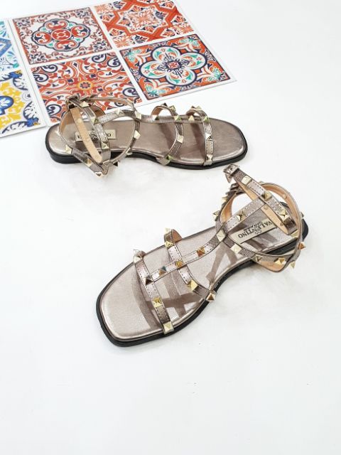 Sandal nút đinh dáng bệt
