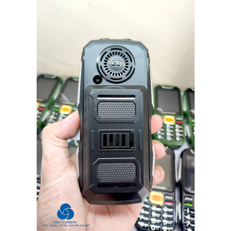 Điện thoại quân đội Land Rover loa to, pin khủng cho người già